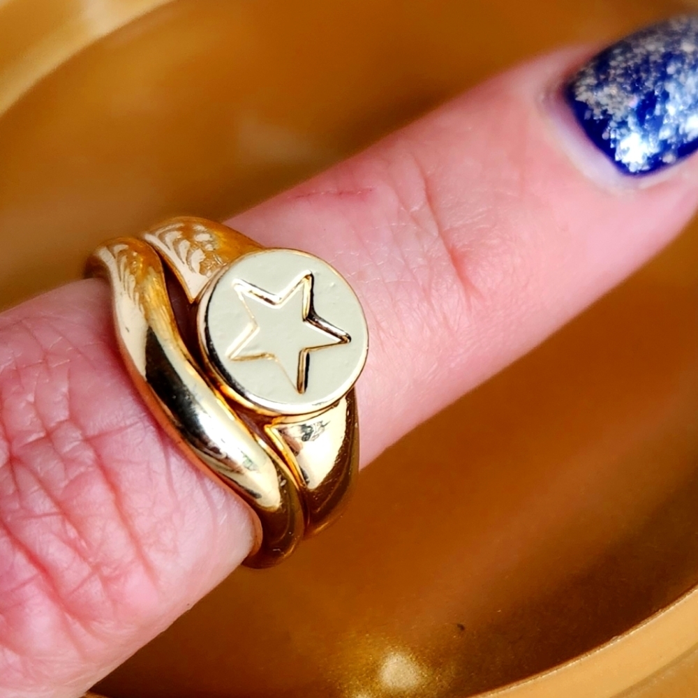 Lot 2‎ stackable gold tone bands 7.5 star signet ring w matching band